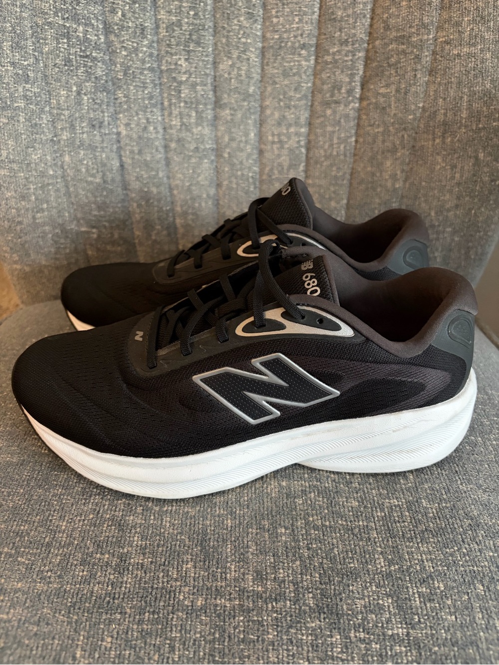 Like New Balance Fresh Foam 680 Men’s Running Shoes Black Size 10